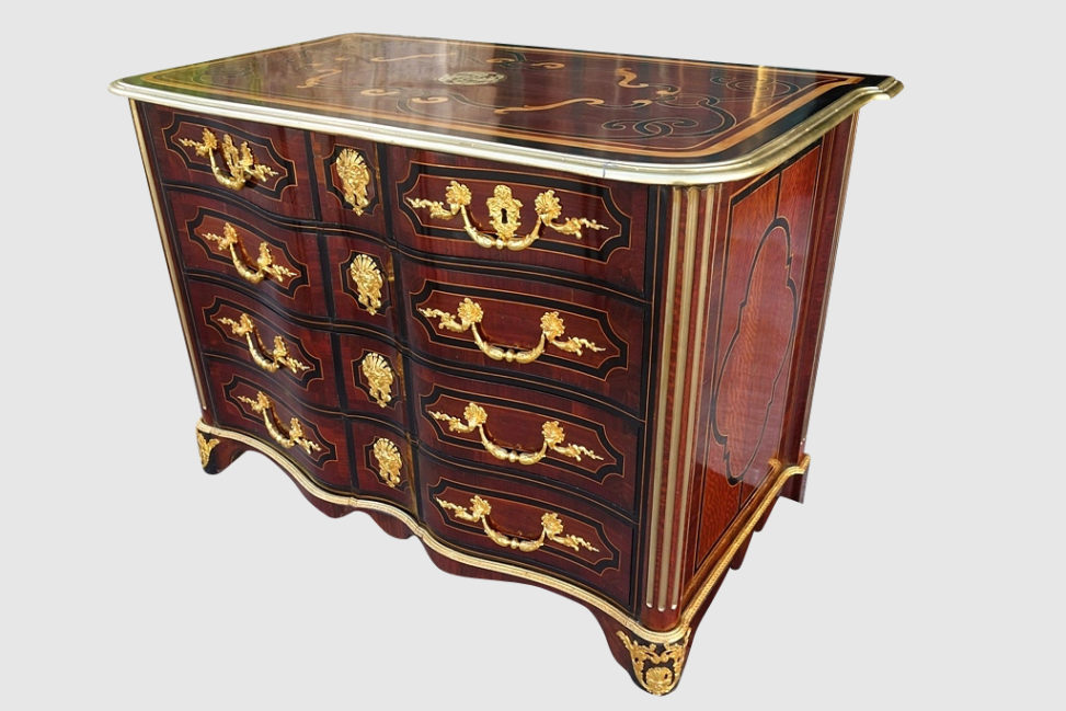 Commode à 4 rangées de tiroirs pouvant appartenir à l'école de Doirat.