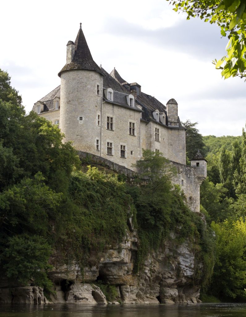 Façade du château de la Treyne dominant la Dordogne.