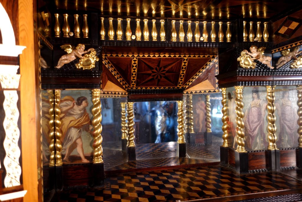 L'intérieur du théâtre aux peintures de Dieux grecs.