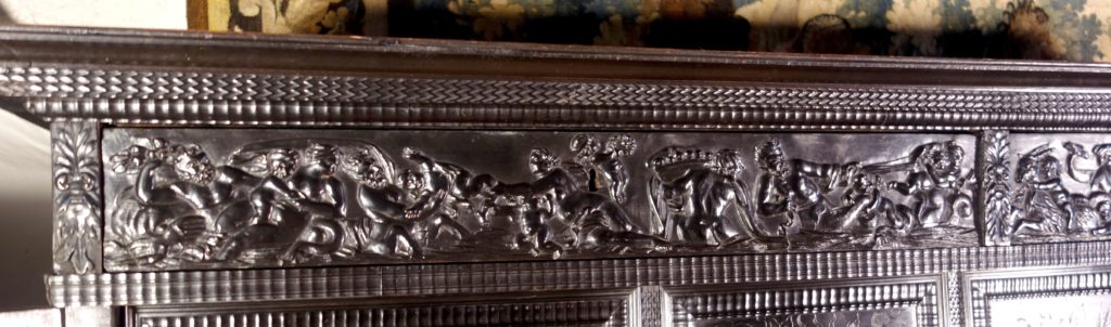 Les tiroirs sont richement sculptés de monstres marins et de Néréides.