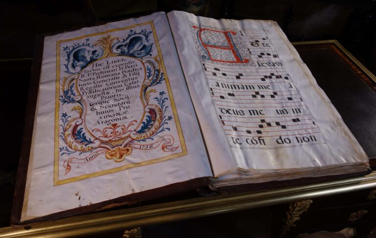 Grand antiphonaire de messe de 260 pages, daté 1736