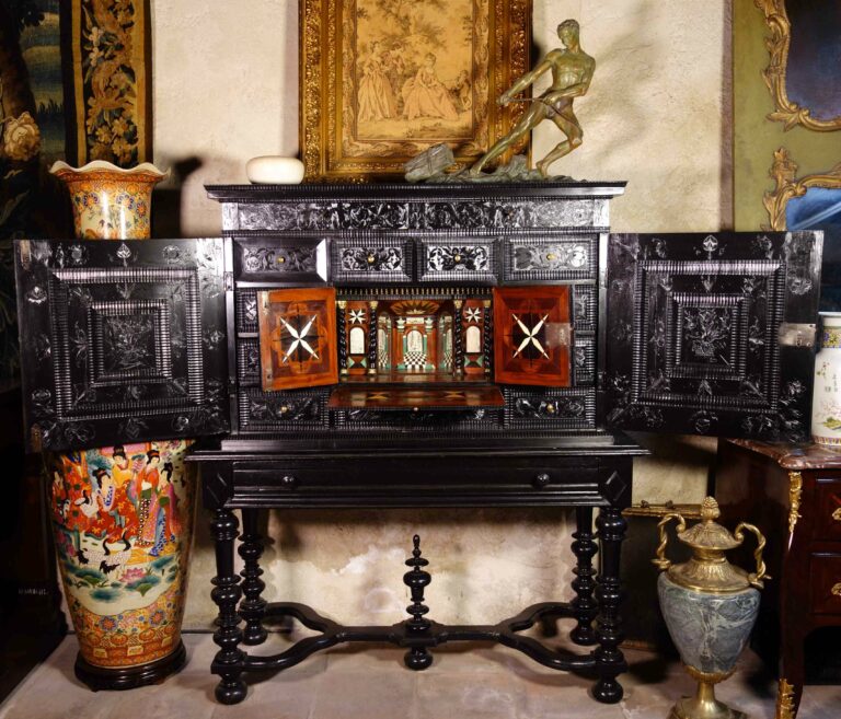 Cabinet d’ébène du XVIIe siècle aux scènes de la Sainte Famille