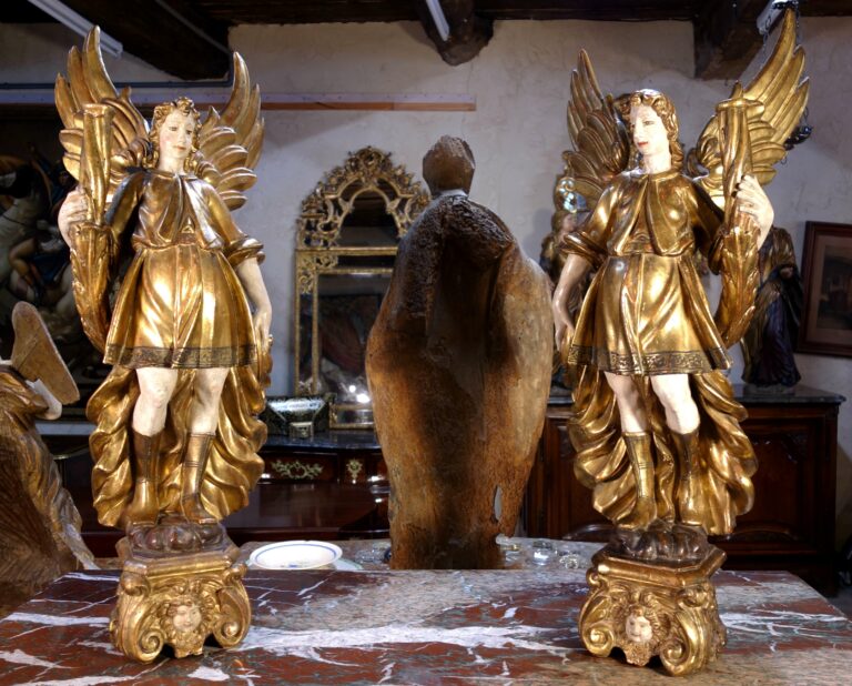 Grande paire d’anges porte-torchères du XVIIIe siècle